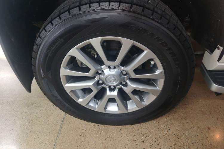 Used Toyota Prado 2018 3.5L Automatic TX-L with Rear-Mounted Spare Tire Right Rear Wheel Hub