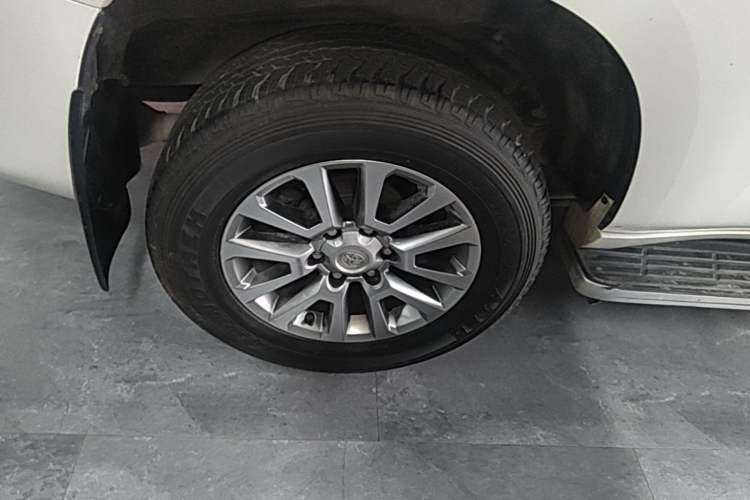 Used Toyota Prado 2018 3.5L Automatic TX-L with Rear-Mounted Spare Tire Right Rear Wheel Hub