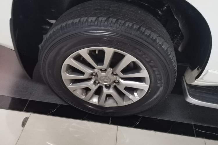 Used Toyota Prado 2018 3.5L Automatic TX-L with Rear-Mounted Spare Tire Right Rear Wheel Hub