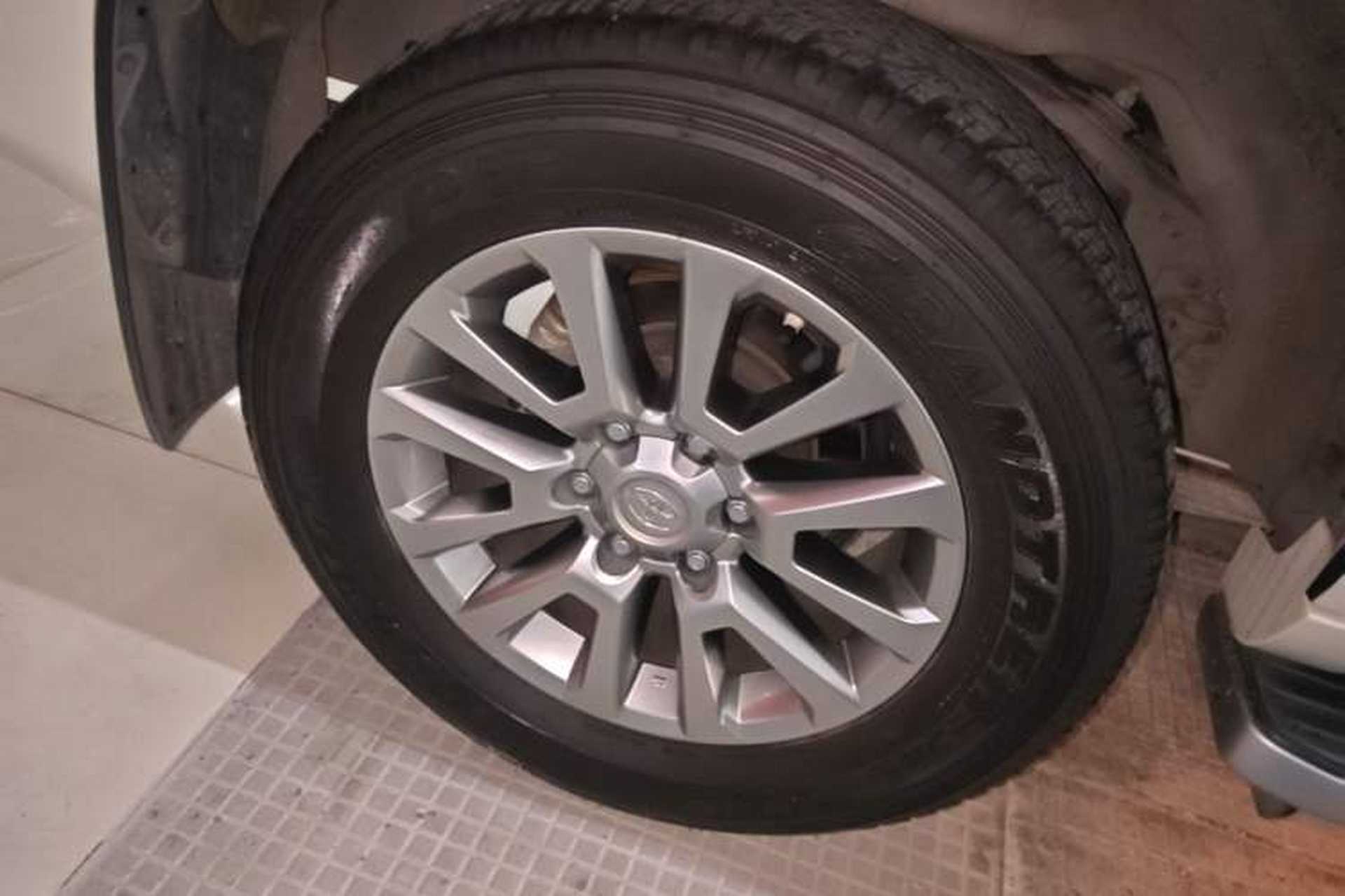 Used Toyota Prado 2018 3.5L Automatic TX-L NAVI with Rear-Mounted Spare Tire Right Rear Wheel Hub
