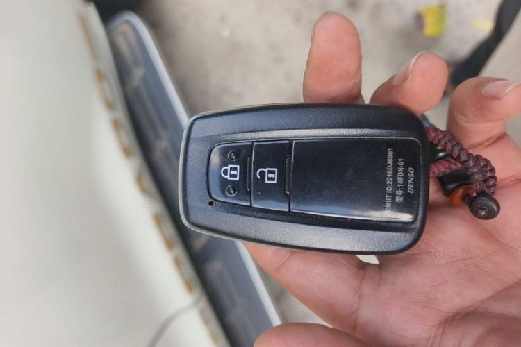 Used Toyota Prado 2018 3.5L Automatic TX-L with Rear-Mounted Spare Tire Vehicle Key