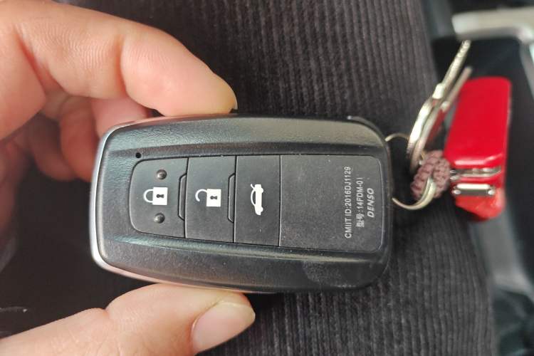 Used Toyota Prado 2018 3.5L Automatic TX-L with Rear-Mounted Spare Tire Vehicle Key