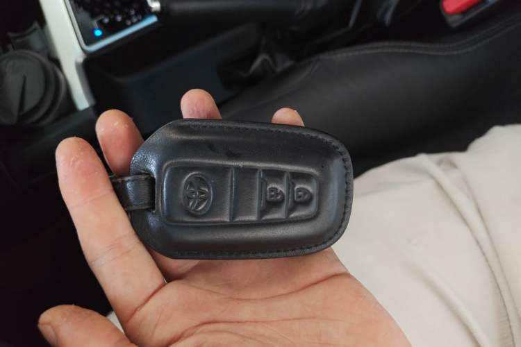 Used Toyota Prado 2018 3.5L Automatic TX-L with Rear-Mounted Spare Tire Vehicle Key