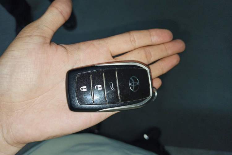 Used Toyota Prado 2018 3.5L Automatic TX-L NAVI with Rear-Mounted Spare Tire Vehicle Key