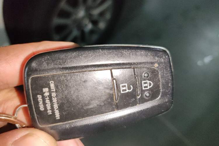 Used Toyota Prado 2018 3.5L Automatic TX-L with Rear-Mounted Spare Tire Vehicle Key