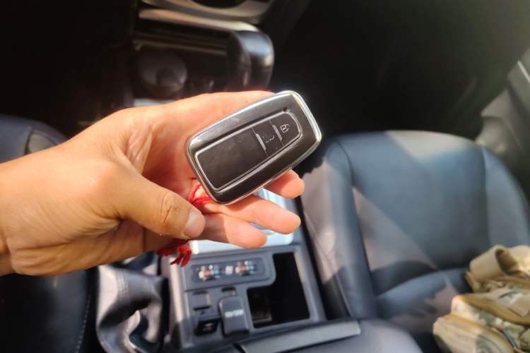 Used Toyota Prado 2018 3.5L Automatic VX NAVI with Rear-Mounted Spare Tire Vehicle Key