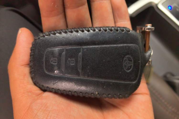 Used Toyota Prado 2018 3.5L Automatic VX NAVI with Rear-Mounted Spare Tire Vehicle Key