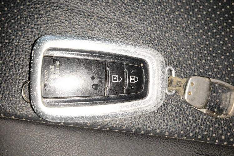 Used Toyota Prado 2018 3.5L Automatic TX-L with Rear-Mounted Spare Tire Vehicle Key