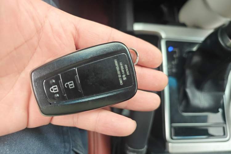 Used Toyota Prado 2018 3.5L Automatic TX-L with Rear-Mounted Spare Tire Vehicle Key