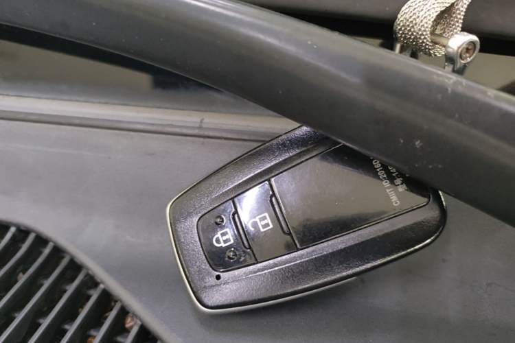 Used Toyota Prado 2018 3.5L Automatic TX-L with Rear-Mounted Spare Tire Vehicle Key