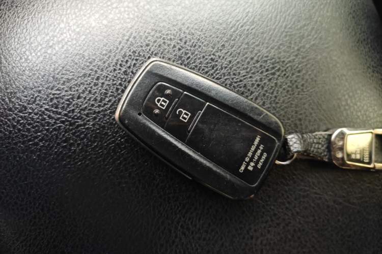 Used Toyota Prado 2018 3.5L Automatic TX-L with Rear-Mounted Spare Tire Vehicle Key