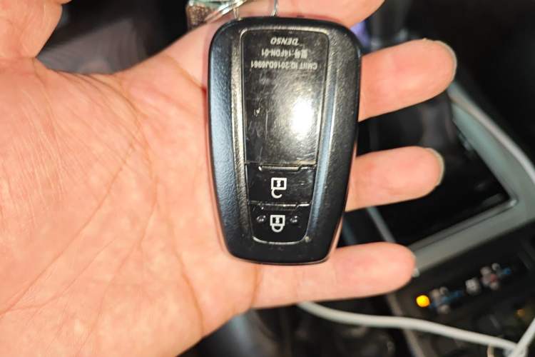 Used Toyota Prado 2018 3.5L Automatic TX-L with Rear-Mounted Spare Tire Vehicle Key