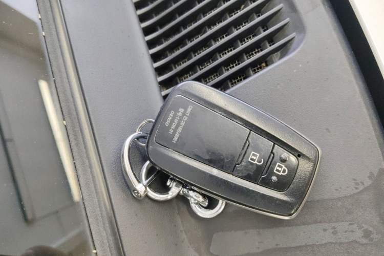 Used Toyota Prado 2018 3.5L Automatic TX-L with Rear-Mounted Spare Tire Vehicle Key
