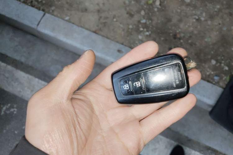 Used Toyota Prado 2018 3.5L Automatic TX-L with Rear-Mounted Spare Tire Vehicle Key