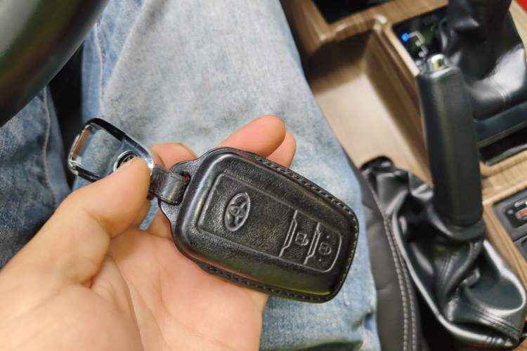 Used Toyota Prado 2018 3.5L Automatic TX-L NAVI with Rear-Mounted Spare Tire Vehicle Key