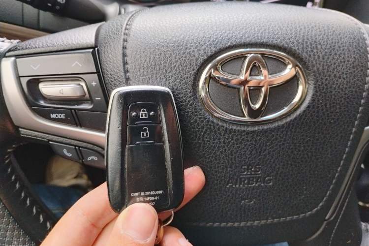 Used Toyota Prado 2018 3.5L Automatic TX-L with Rear-Mounted Spare Tire Vehicle Key