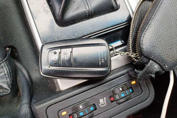 Used Toyota Prado 2018 3.5L Automatic TX-L with Rear-Mounted Spare Tire Vehicle Key