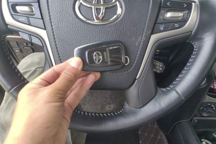 Used Toyota Prado 2018 3.5L Automatic TX-L NAVI with Rear-Mounted Spare Tire Vehicle Key