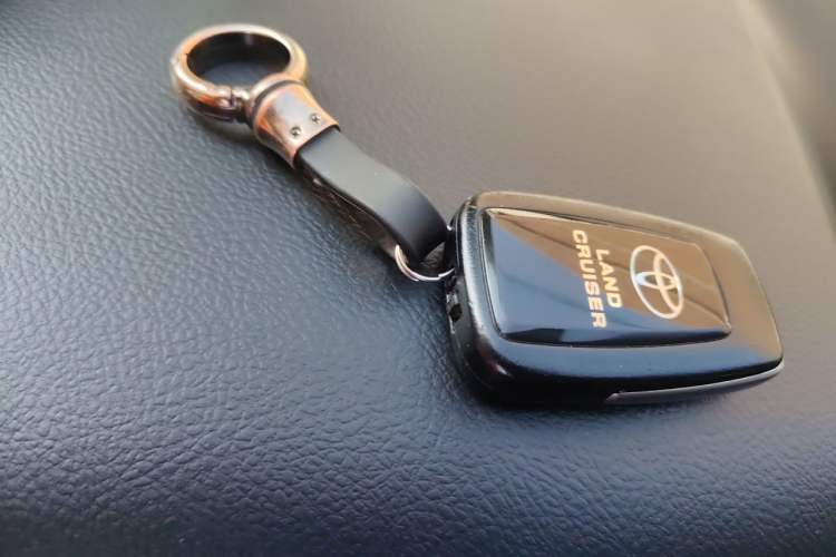 Used Toyota Prado 2018 3.5L Automatic TX-L with Rear-Mounted Spare Tire Vehicle Key