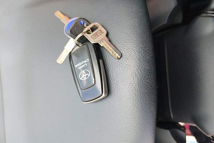 Used Toyota Prado 2018 3.5L Automatic TX-L NAVI with Rear-Mounted Spare Tire Vehicle Key