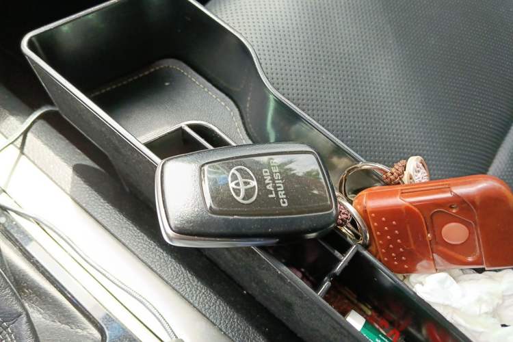 Used Toyota Prado 2018 3.5L Automatic TX-L with Rear-Mounted Spare Tire Vehicle Key