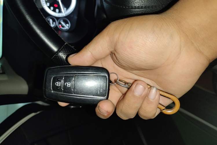 Used Toyota Prado 2018 3.5L Automatic TX-L with Rear-Mounted Spare Tire Vehicle Key