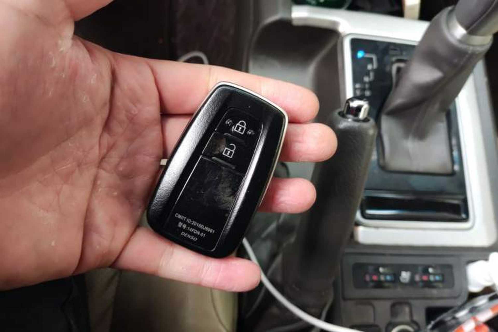 Used Toyota Prado 2018 3.5L Automatic TX-L NAVI with Rear-Mounted Spare Tire Vehicle Key