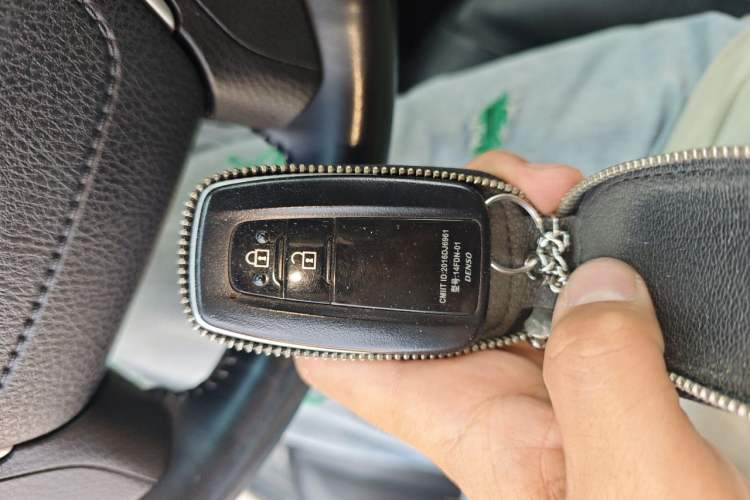 Used Toyota Prado 2018 3.5L Automatic TX-L with Rear-Mounted Spare Tire Vehicle Key