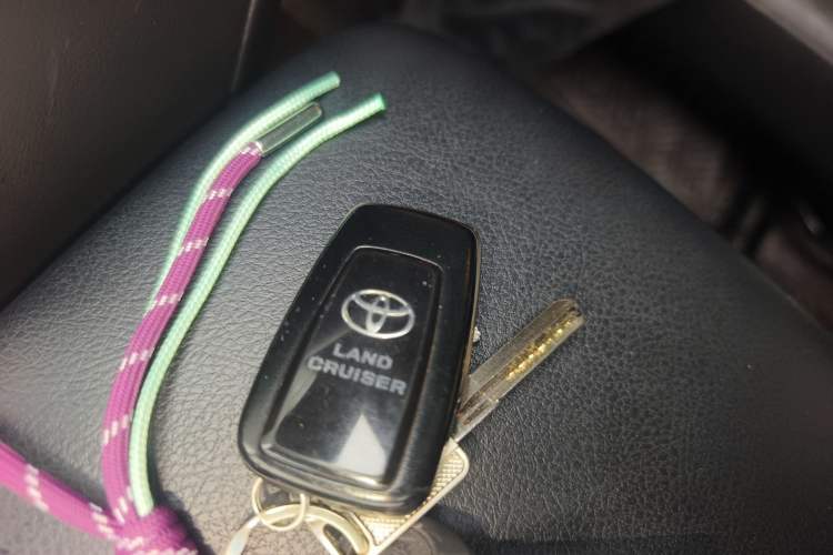 Used Toyota Prado 2018 3.5L Automatic TX-L with Rear-Mounted Spare Tire Vehicle Key