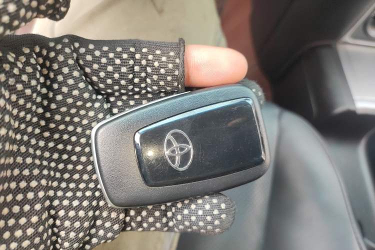 Used Toyota Prado 2018 3.5L Automatic TX-L with Rear-Mounted Spare Tire Vehicle Key