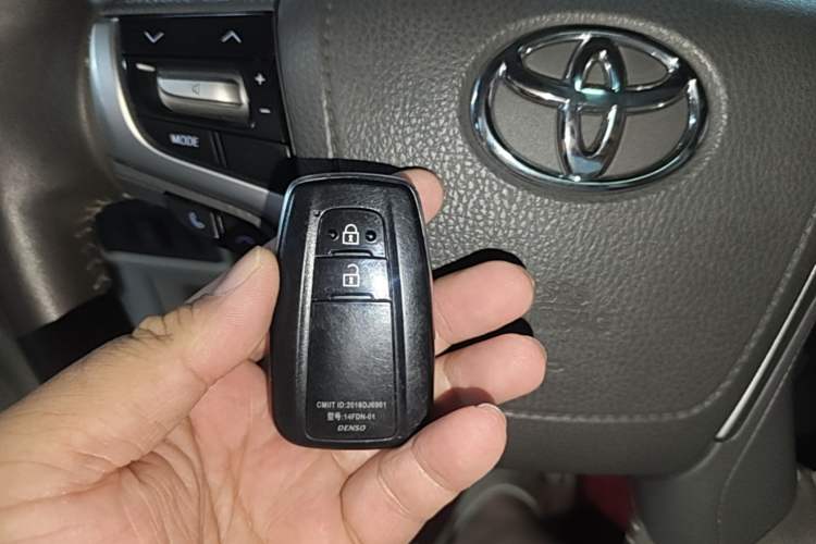 Used Toyota Prado 2018 3.5L Automatic TX-L with Rear-Mounted Spare Tire Vehicle Key