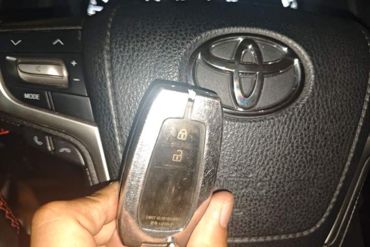Used Toyota Prado 2018 3.5L Automatic TX-L with Rear-Mounted Spare Tire Vehicle Key