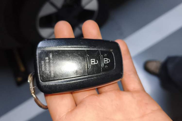 Used Toyota Prado 2018 3.5L Automatic TX-L with Rear-Mounted Spare Tire Vehicle Key