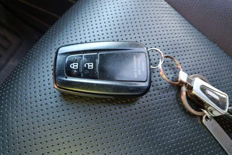 Used Toyota Prado 2018 3.5L Automatic TX-L NAVI with Rear-Mounted Spare Tire Vehicle Key