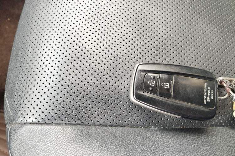 Used Toyota Prado 2018 3.5L Automatic TX-L with Rear-Mounted Spare Tire Vehicle Key