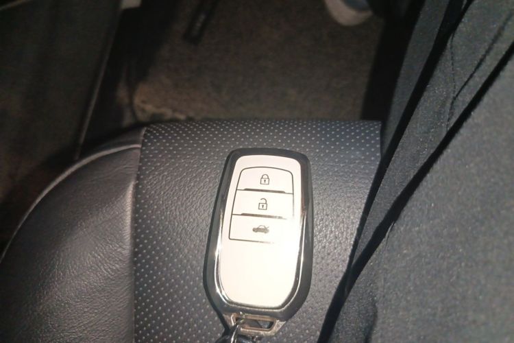 Used Toyota Prado 2018 3.5L Automatic TX-L with Rear-Mounted Spare Tire Vehicle Key