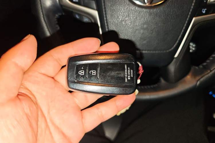 Used Toyota Prado 2018 3.5L Automatic TX-L with Rear-Mounted Spare Tire Vehicle Key