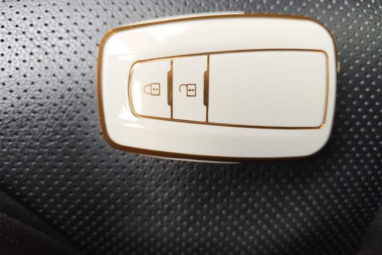 Used Toyota Prado 2018 3.5L Automatic TX-L with Rear-Mounted Spare Tire Vehicle Key