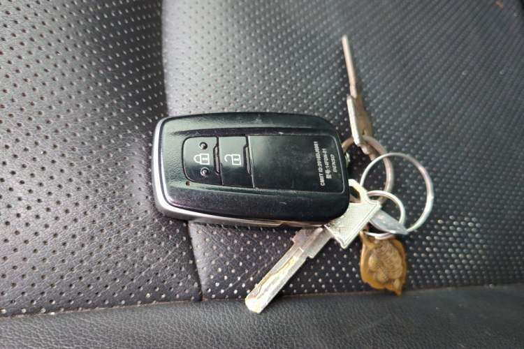 Used Toyota Prado 2018 3.5L Automatic TX-L with Rear-Mounted Spare Tire Vehicle Key