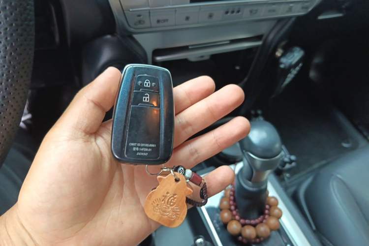 Used Toyota Prado 2018 3.5L Automatic TX-L with Rear-Mounted Spare Tire Vehicle Key
