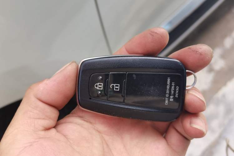Used Toyota Prado 2018 3.5L Automatic TX-L with Rear-Mounted Spare Tire Vehicle Key