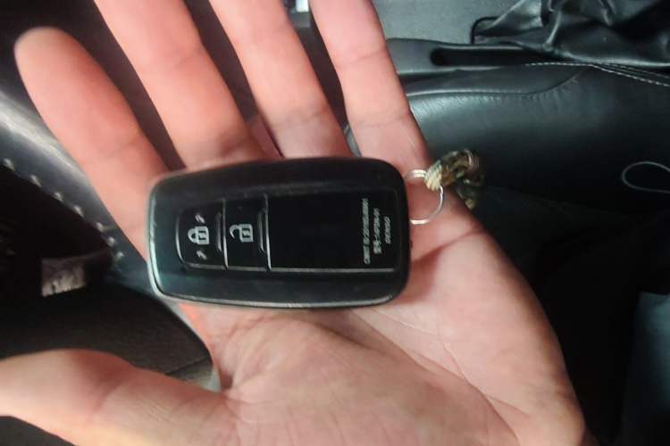 Used Toyota Prado 2018 3.5L Automatic TX-L with Rear-Mounted Spare Tire Vehicle Key