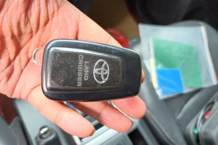 Used Toyota Prado 2018 3.5L Automatic TX-L with Rear-Mounted Spare Tire Vehicle Key