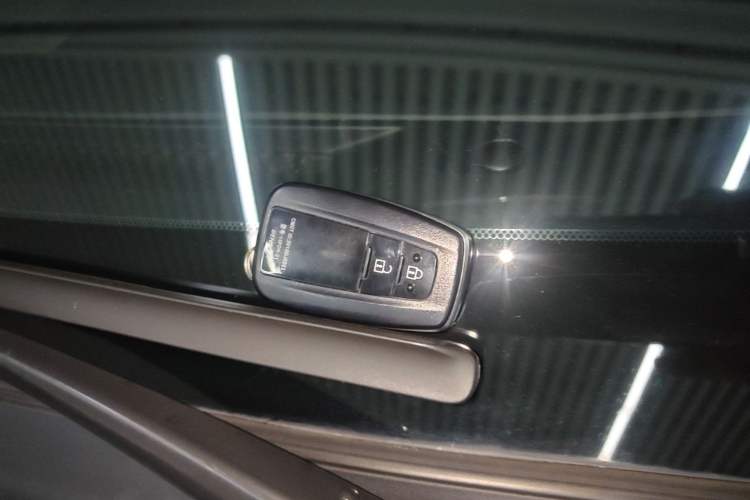 Used Toyota Prado 2018 3.5L Automatic TX-L NAVI with Rear-Mounted Spare Tire Vehicle Key