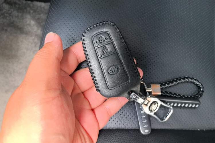 Used Toyota Prado 2018 3.5L Automatic TX-L with Rear-Mounted Spare Tire Vehicle Key
