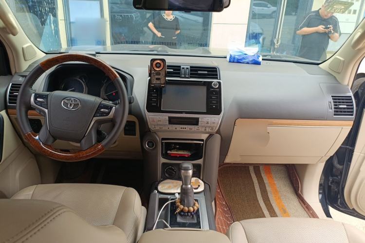 Used Toyota Prado 2019 3.5L Automatic TX-L Deluxe Edition Center Console