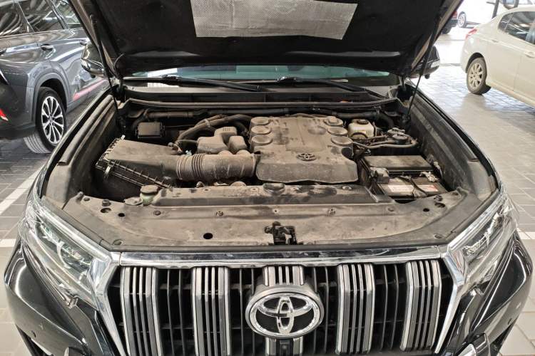 Used Toyota Prado 2019 4.0L TX-L Middle East Engine Bay