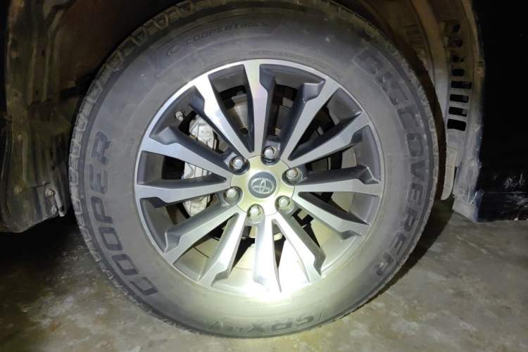 Used Toyota Prado  Right Front Wheel Hub