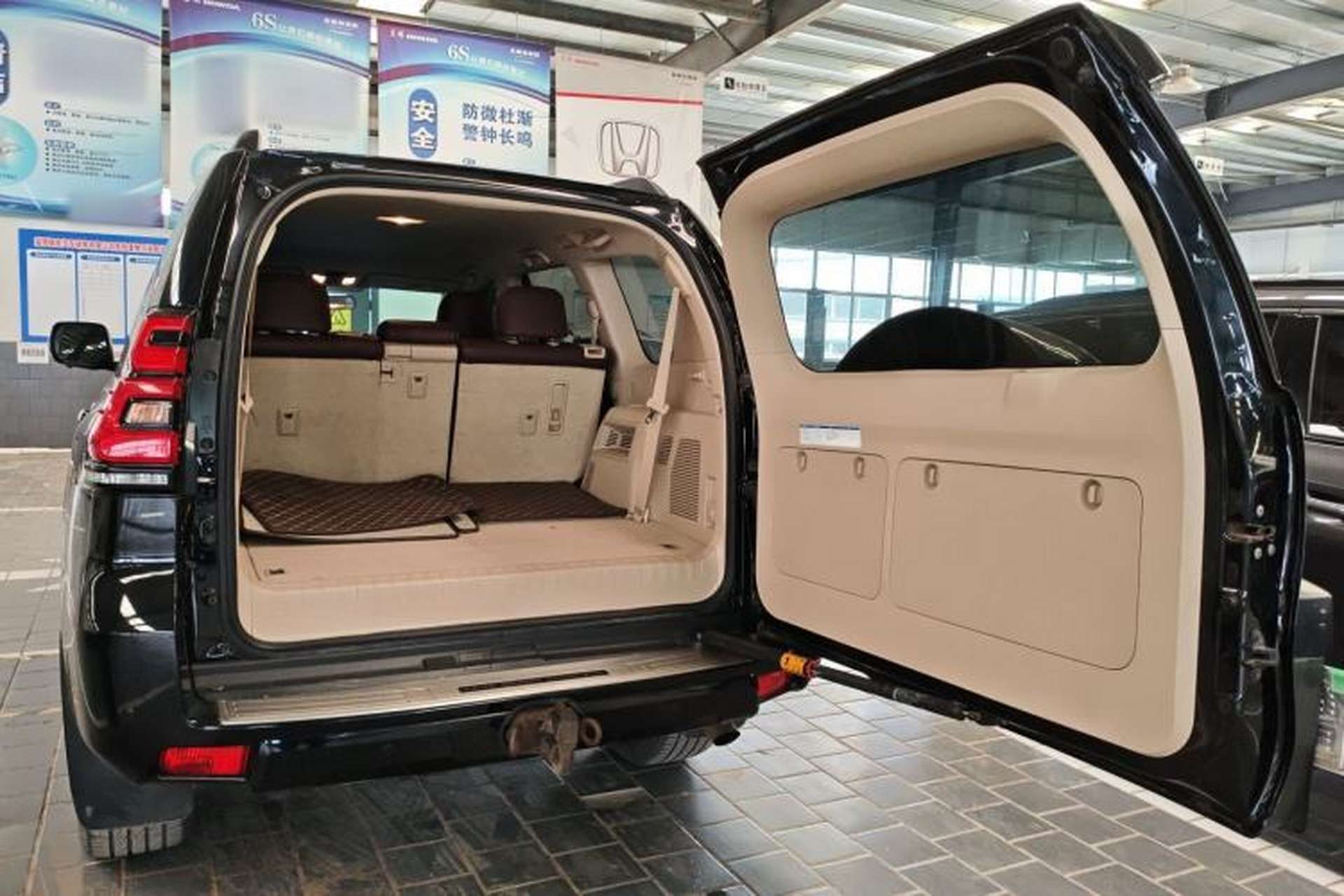 Used Toyota Prado 2019 4.0L TX-L Middle East Trunk