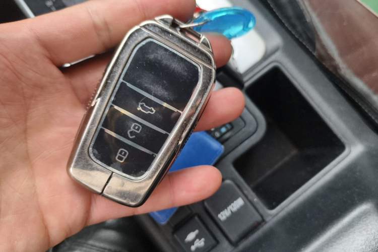 Used Toyota Prado 2019 3.5L Automatic TX-L Deluxe Edition with Rear-Mounted Spare Tire Vehicle Key